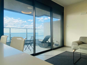 New! Big luxury apartment on the beach for 16 people, Bat Yam